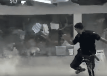 Vídeo: PMs de Goiás salvam família momentos antes de teto desabar