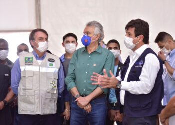 Bolsonaro causa aglomeração ao ir ao encontro de apoiadores em cidade goiana