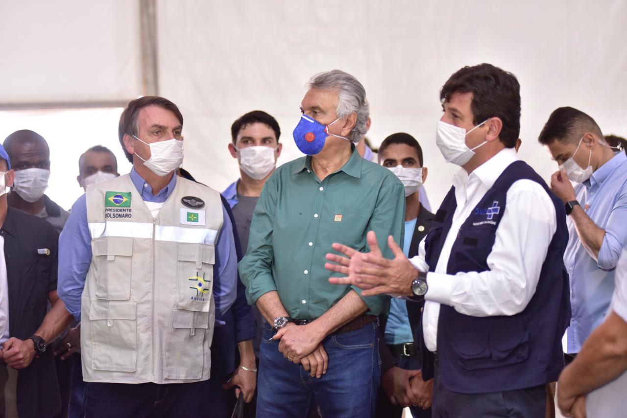 Bolsonaro causa aglomeração ao ir ao encontro de apoiadores em cidade goiana