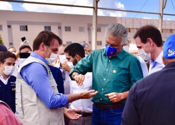 Bolsonaro e Caiado se encontram em hospital de campanha, em Águas Lindas
