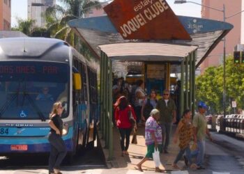 Bombeiros promovem descontaminação do Eixo Anhanguera, em Goiânia