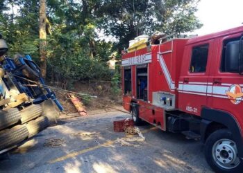 Carreta tomba em cima de carro e deixa 3 feridos na BR-153