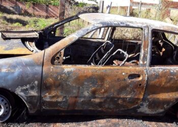 Carro pega fogo e família perde compras ao sair de supermercado, em Aparecida