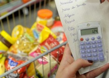 Cerca de 80% dos consumidores só têm comprado o essencial