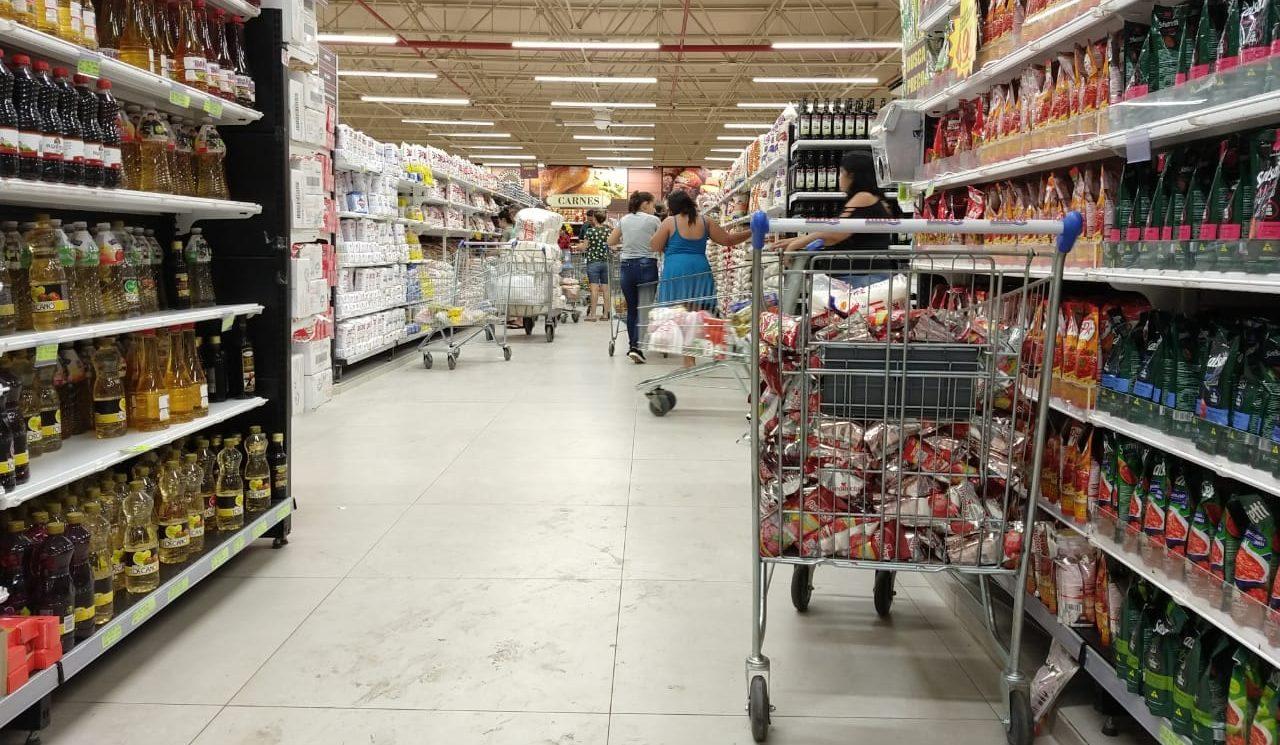 Compra de alimentos e itens de higiene é limitada por lei em Goiás