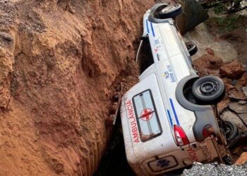 Cratera engole ambulância após chuva forte na GO-080, entre Jaraguá e Goianésia
