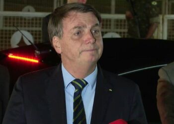 'E daí? Lamento. Quer que eu faça o quê?', diz Bolsonaro sobre recorde de mortes