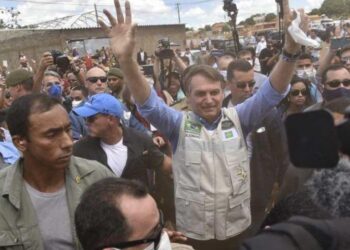 'Ele que deve explicar', diz Caiado, sobre aglomeração causada por Bolsonaro
