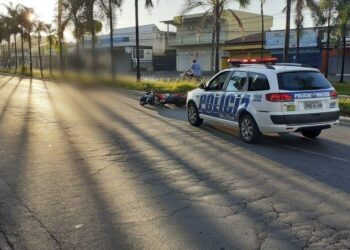 Garupa morre após motociclista bater em meio-fio, em Goiânia