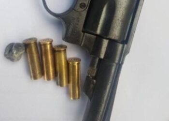 Homem ameaça funcionários e dispara com arma de fogo, em loja de Goianésia