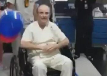 Recuperando da covid-19, médico ganha 'festa' ao sair de UTI, em Goiânia