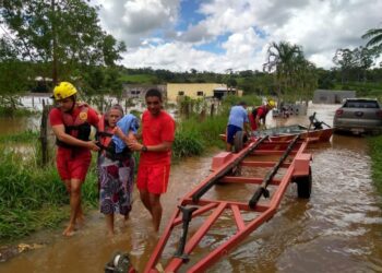 Rio Meia Ponte transborda e imunda parte do município de Inhumas