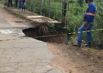 Rio sobe 6 metros e ponte do setor Balneário é interditada, em Goiânia