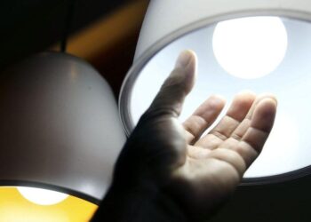 Se dólar passar dos R$ 6, impacto na tarifa de energia supera 7%, diz Aneel