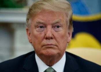 Trump cita 'grande surto' de coronavírus no Brasil e sugere restrição de voos