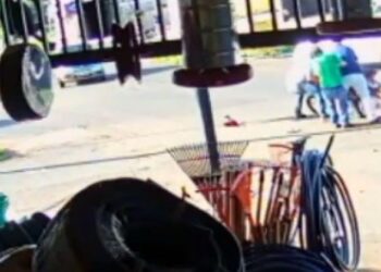 Vídeo: após colisão, motociclista é arremessado e veículo pega fogo, em Rio Verde