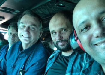Bolsonaro provoca aglomeração ao tomar café da manhã em restaurante em Abadiânia