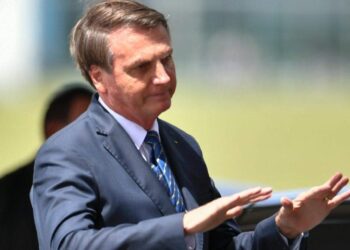 Bolsonaro sanciona socorro a Estados e municípios e veta reajuste a servidores