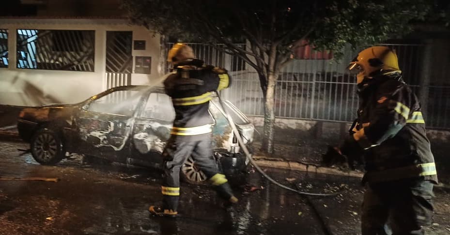 Bombeiros combatem incêndio em fábrica de ração, em Rio Verde