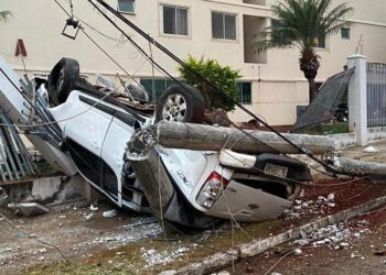 Capotamento deixa três feridos na Avenida dos Alpes, em Goiânia