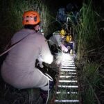 Carro cai em erosão de 8 metros e deixa três feridos na BR-040, em Goiás