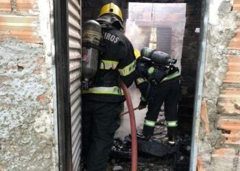 Casa fica destruída após pegar fogo em todos os cômodos, em Abadia de Goiás