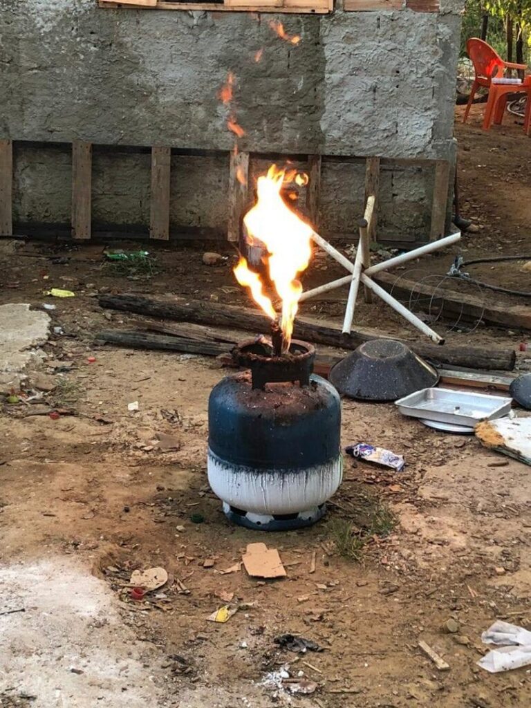 Casa fica destruída após pegar fogo em todos os cômodos, em Abadia de Goiás