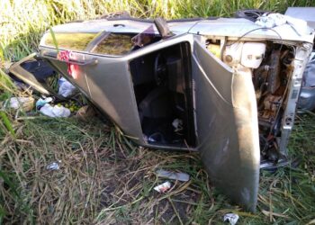 Cinco pessoas ficam feridas após carros caírem em barranco, em Goiânia