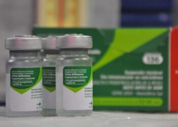 Começa vacinação contra a gripe para professores e adultos de 55 a 59 anos, em Goiânia