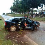 Criança e 2 adultos ficam feridos após carro bater em árvore, em Luziânia