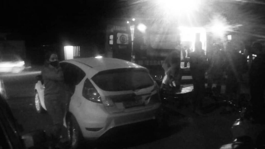 Criança e 2 adultos ficam feridos após carro bater em árvore, em Luziânia