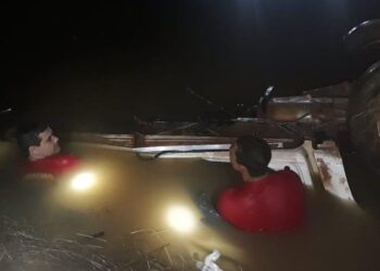 Dois morrem após carro capotar e cair em área alagada na GO-164