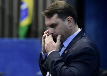 Flávio Bolsonaro diz que acusação sobre vazamento é 'invenção'
