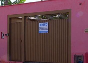 Marido faz placa para evitar visitas à mulher com covid-19, em Rio Verde