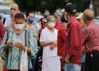População volta às ruas e denúncias de aglomeração aumentam, em Goiânia