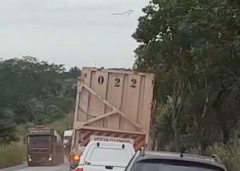 PRF apreende carreta derramando carga na BR-153, em Uruaçu; veja vídeo