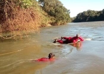 Bombeiros procuram jovem que se afogou no Rio Meia Ponte, em Bom Jesus