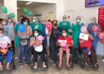 Cinco recuperados da covid-19 recebem alta no mesmo dia, em Aparecida