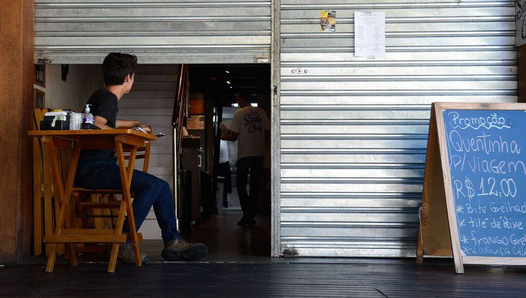 Decreto alterado: Senador Canedo proíbe abertura de restaurantes à noite