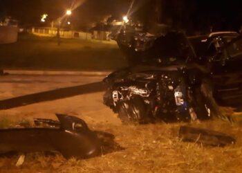 Duas pessoas ficam feridas após colisão de carros contra árvore, em Goiânia