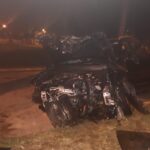 Duas pessoas ficam feridas após colisão de carros contra árvore, em Goiânia