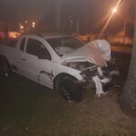 Duas pessoas ficam feridas após colisão de carros contra árvore, em Goiânia