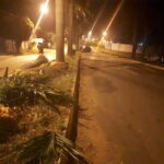 Duas pessoas ficam feridas após colisão de carros contra árvore, em Goiânia