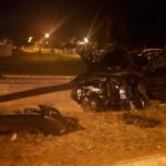 Duas pessoas ficam feridas após colisão de carros contra árvore, em Goiânia