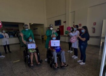 Idosos, casados, se recuperam da covid-19 recebem alta juntos do HMAP