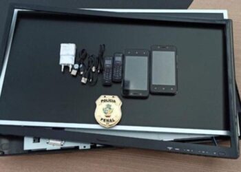 Mulher é presa ao esconder celulares em TV para entregar a preso, em Formosa