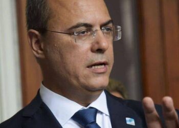 Witzel 'abre' Rio dois dias após ter recorde de óbitos
