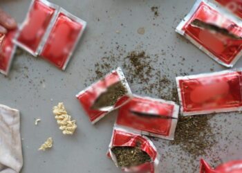 Avó de detento é flagrada com drogas em sachê de macarrão, em Catalão