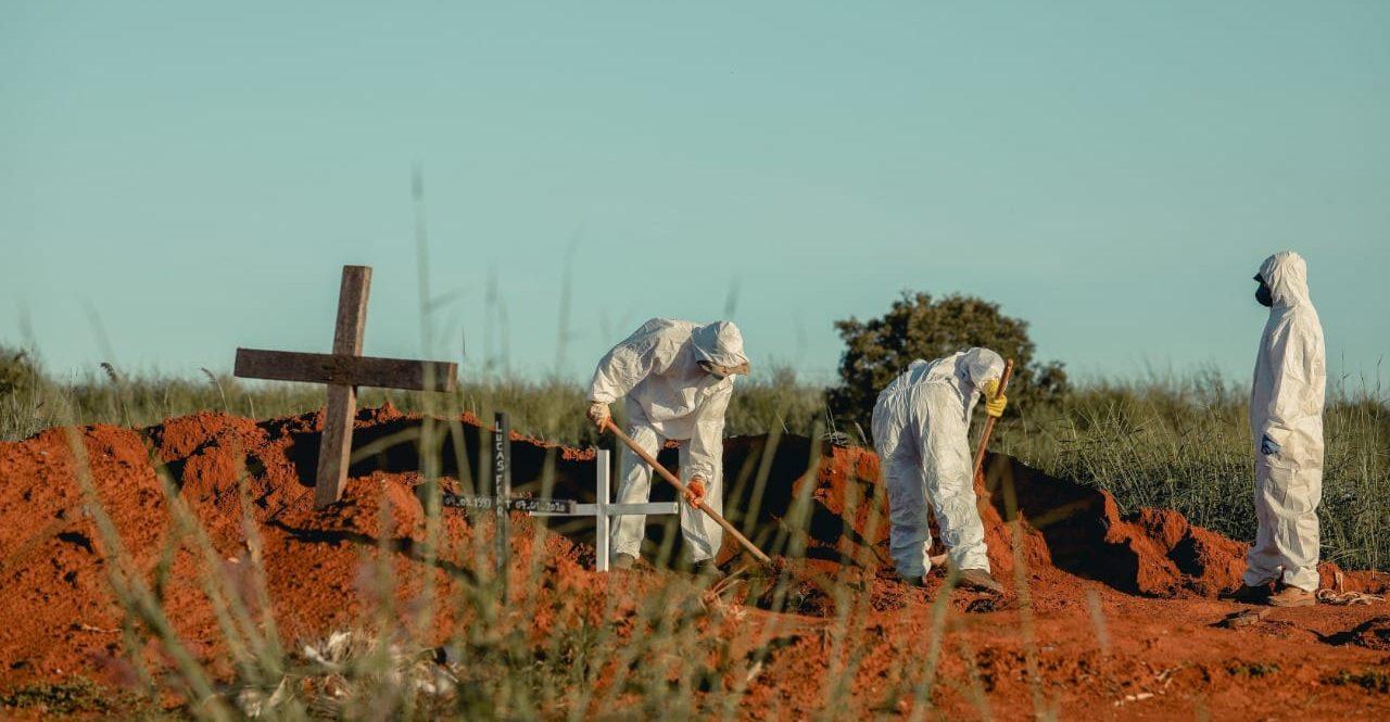 Brasil registra média diária de 1.036 mortes por covid-19