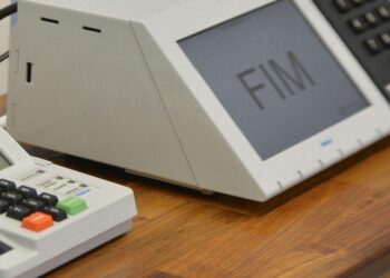 Congresso promulga emenda que adia eleições municipais para novembro